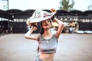 左卓灰色背心小蛮腰街拍图片