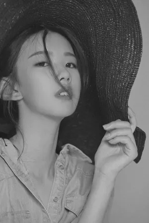 左卓迷人性感黑白写真图片