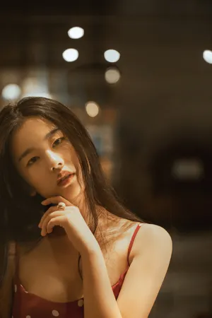 左卓波点吊带裙复古性感写真图片_2