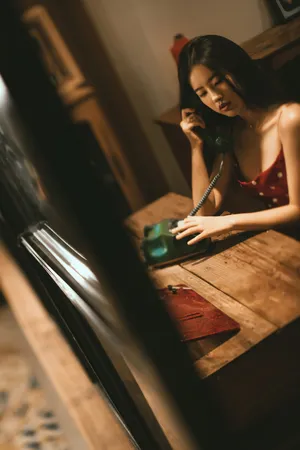 左卓波点吊带裙复古性感写真图片_4