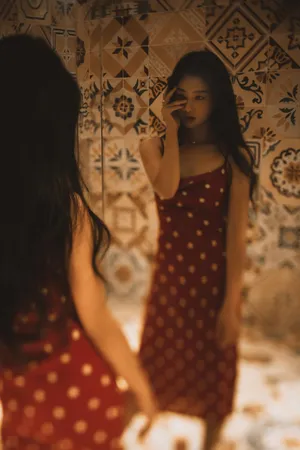 左卓波点吊带裙复古性感写真图片_10