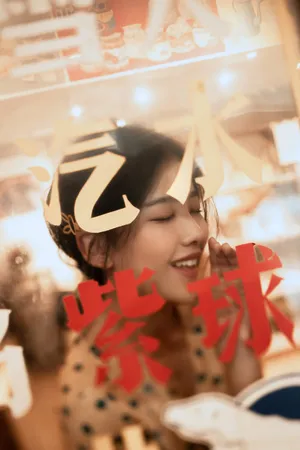 左卓波点吊带裙复古性感写真图片_12