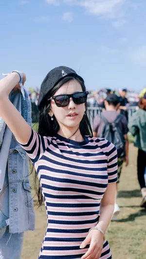 左卓酷飒墨镜性感户外写真图片_4