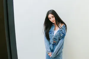 杨幂牛仔服甜美写真图片