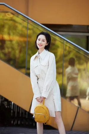 李纯清新休闲风街拍图片