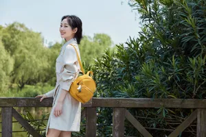 李纯清新休闲风街拍图片_2