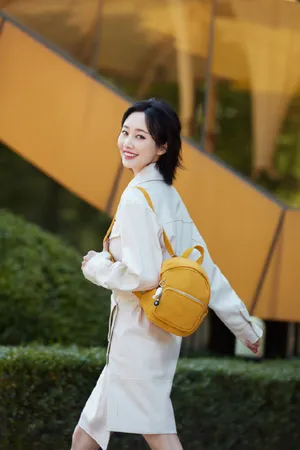 李纯清新休闲风街拍图片_3