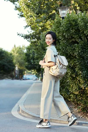 李纯清新休闲风街拍图片_4