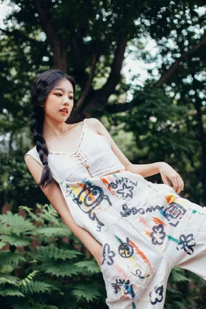 左卓阳光甜美街拍写真图片_1