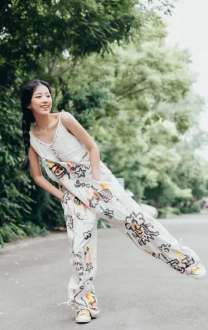 左卓阳光甜美街拍写真图片_1