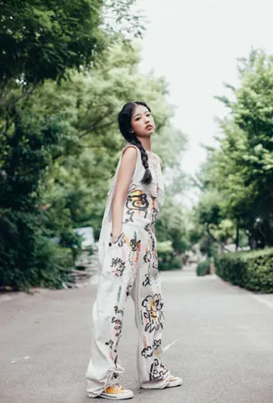 左卓阳光甜美街拍写真图片_2