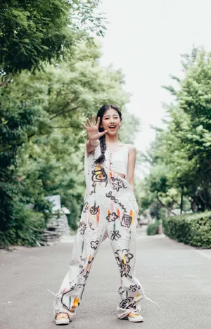 左卓阳光甜美街拍写真图片_3