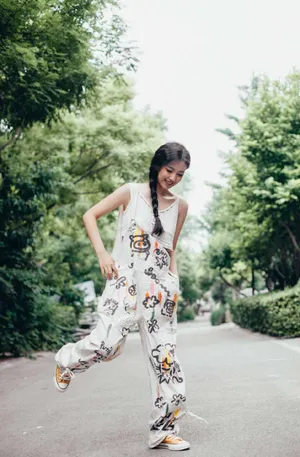 左卓阳光甜美街拍写真图片_4