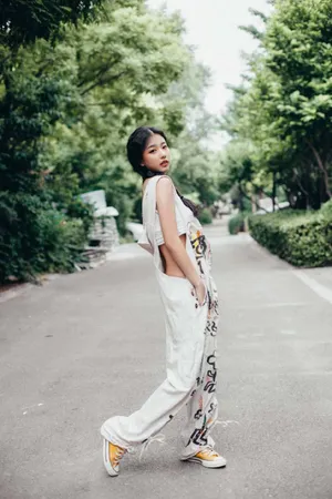 左卓阳光甜美街拍写真图片_5