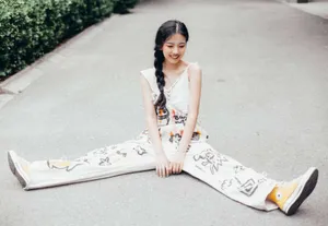 左卓阳光甜美街拍写真图片_8