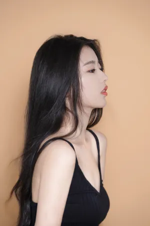 左卓黑色吊带魅惑性感写真