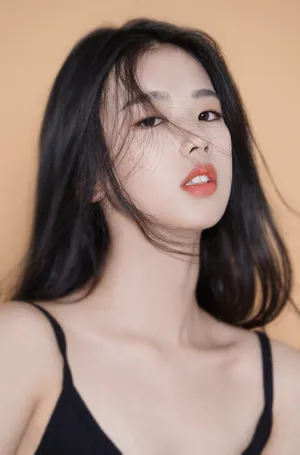 左卓黑色吊带魅惑性感写真_3