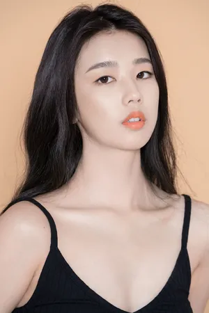 左卓黑色吊带魅惑性感写真_7