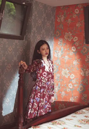 左卓碎花裙魅惑复古写真_2
