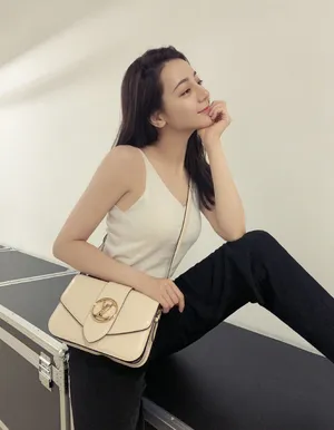 迪丽热巴运动风酷美写真图片