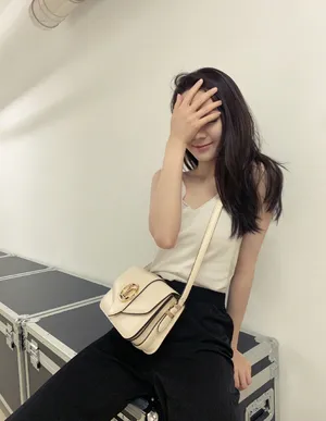 迪丽热巴运动风酷美写真图片