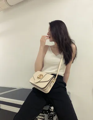迪丽热巴运动风酷美写真图片_2