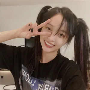 吴宣仪双马尾甜酷俏皮自拍照图片
