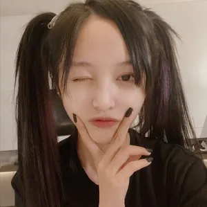 吴宣仪双马尾甜酷俏皮自拍照图片_1