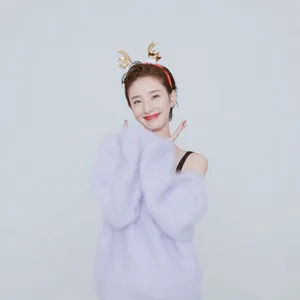 许芳铱湿发俏丽写真图片