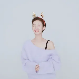 许芳铱湿发俏丽写真图片