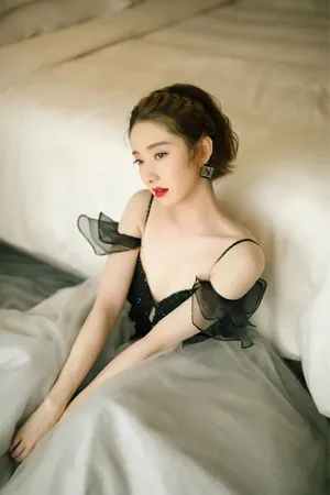 许芳铱吊带深V性感写真图片_1