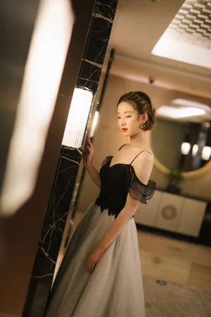许芳铱吊带深V性感写真图片_2
