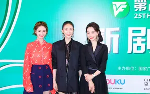 许芳铱红衣短裙性感写真图片_5