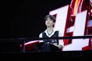 王俊凯白衫黑马甲帅气图片_8