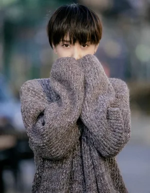 许芳铱短发养眼街拍写真图片_8