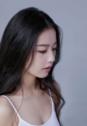 左卓白色背心迷人性感写真