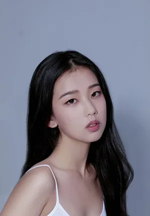 左卓白色背心迷人性感写真_2