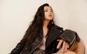 左卓夹克风酷飒性感写真_1