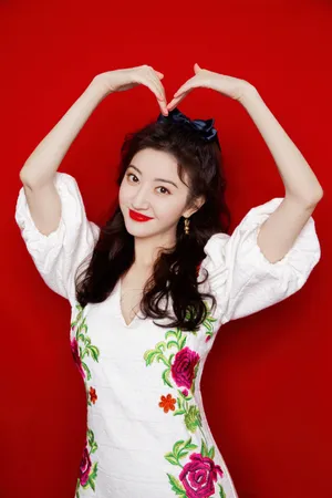 景甜印花裙甜美俏丽写真图片