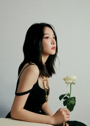 宋茜小黑裙性感写真图片_8
