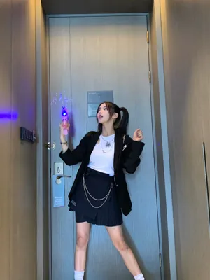 杨超越双马尾搞怪俏皮制服图片_1