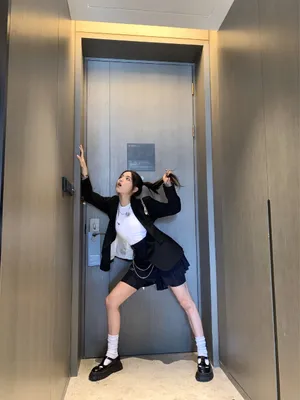 杨超越双马尾搞怪俏皮制服图片_1