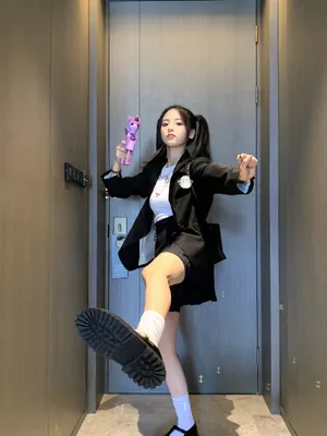 杨超越双马尾搞怪俏皮制服图片_2