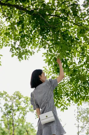 李沁格子裙清新写真图片_1