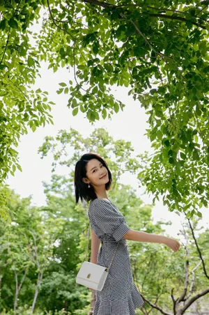 李沁格子裙清新写真图片