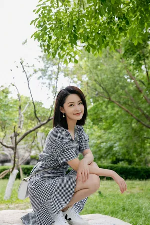 李沁格子裙清新写真图片_2