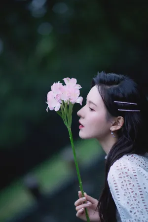 张予曦白裙优雅性感写真图片_2