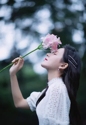 张予曦白裙优雅性感写真图片_3
