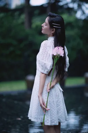 张予曦白裙优雅性感写真图片_5