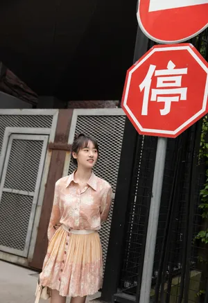 袁冰妍丸子头俏皮街拍图片_1